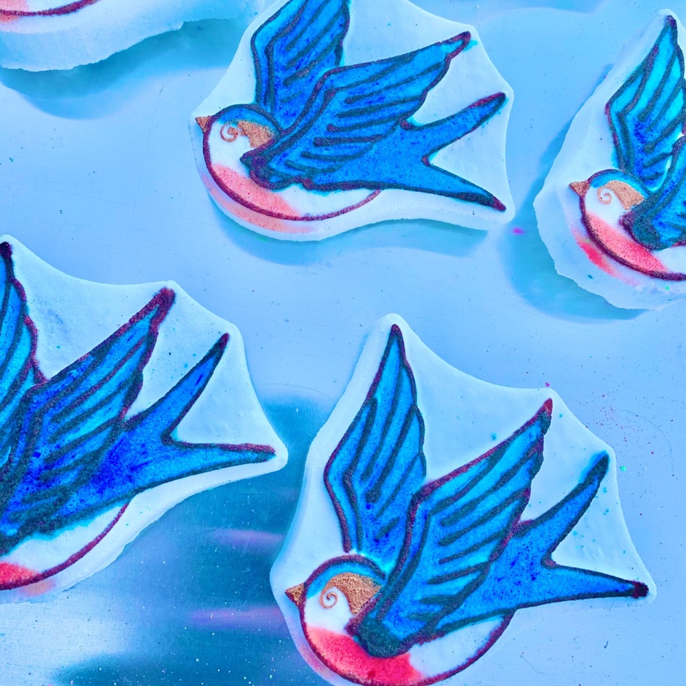 Blue bird bath bomb